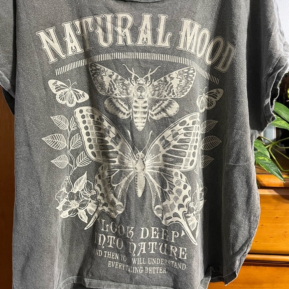 Interlace Brand Green Natural Mood Moth Butterfly Print Women’s 3XL Crop Tee - Picture 3 of 5
